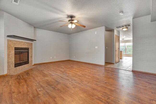 Photo - 4 Bedroom 2.5 Bath Townhome near Centennial Park! Fenced Yard!