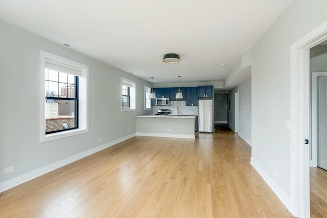 Building Photo - 2032 W Montrose Ave Unit 2B Rental