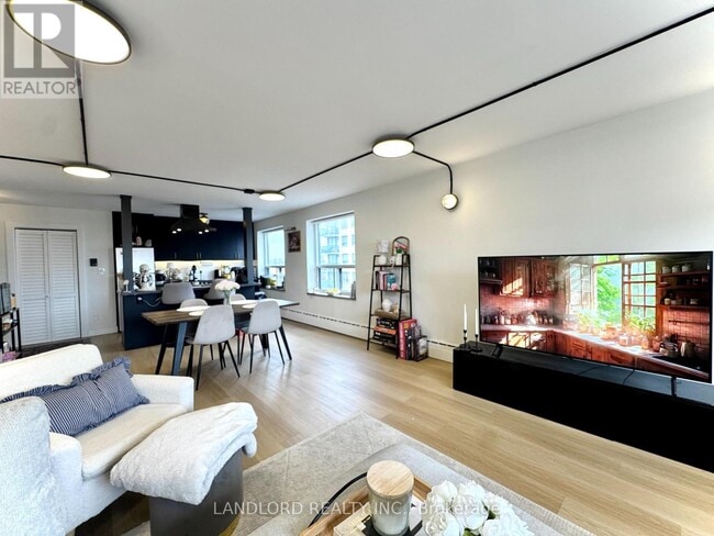 Photo - 420 Eglinton Ave E Unit 102