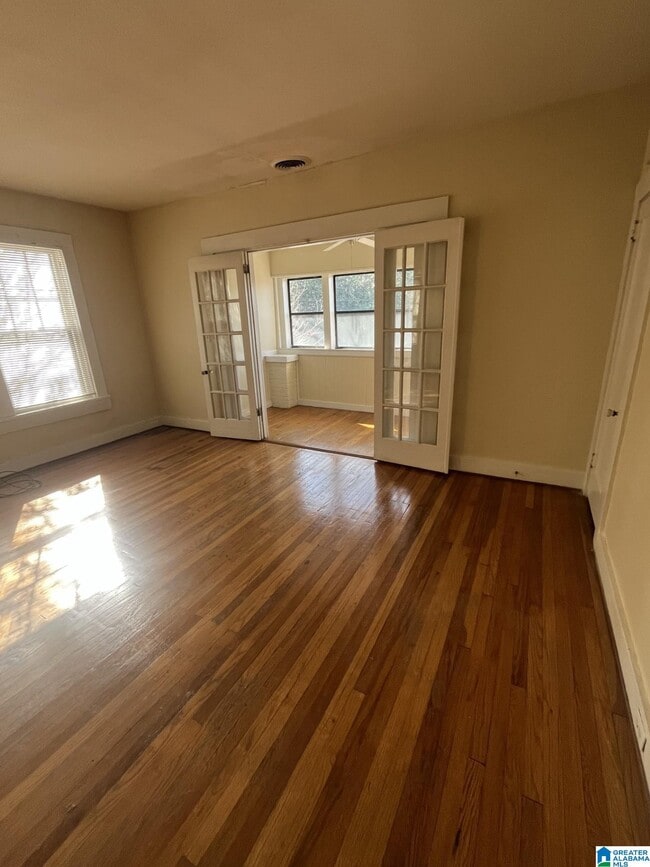 Photo - 915 40th St S