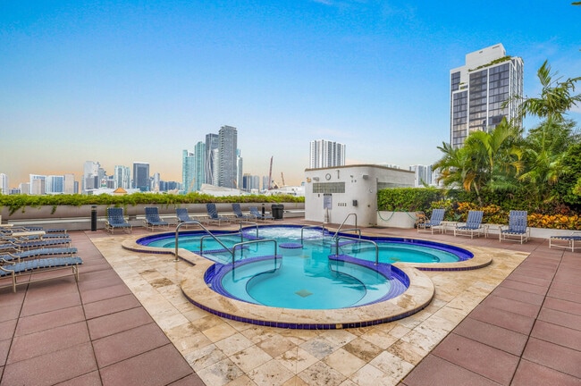 Photo - 1717 N Bayshore Dr Unidad FL27-ID1054123P