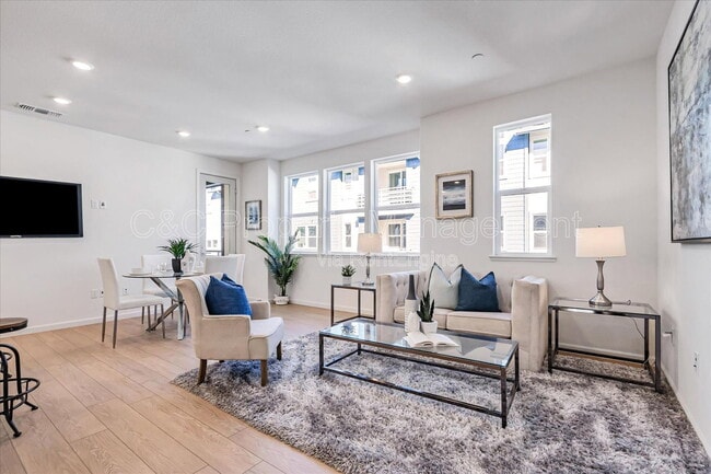 Photo - 379 Lundy Pl