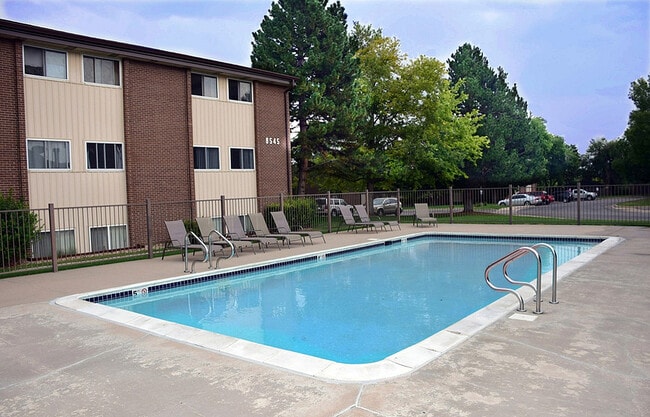 Relájese en la espectacular piscina de nuestra comunidad residencial, perfecta para el ocio y el disfrute.