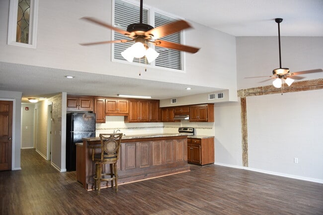 Building Photo - 4 S Walnut St Unit 1 Rental