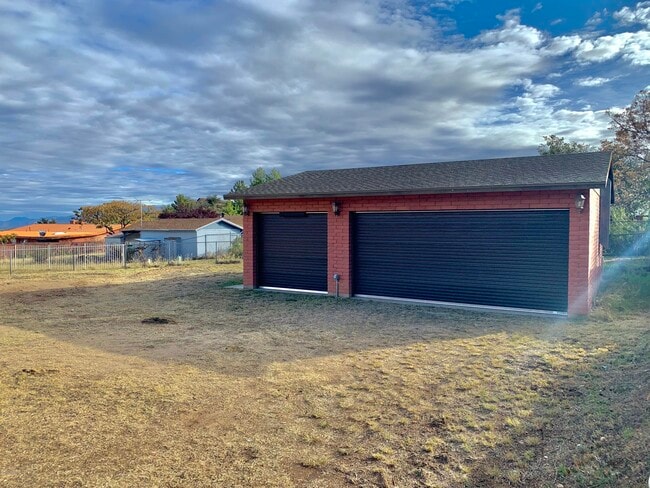 Photo - 925 N Evergreen Dr