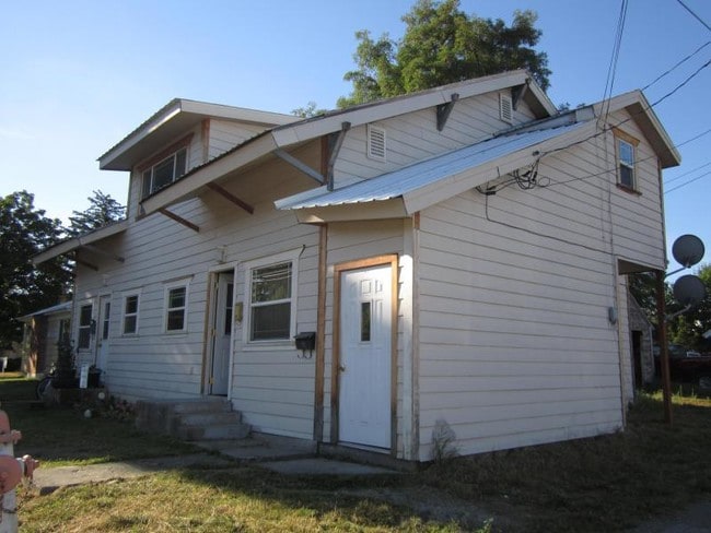 Building Photo - 109 E 5th St Rental
