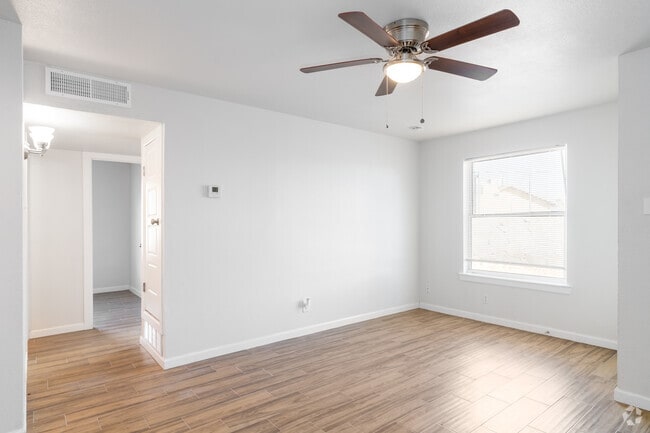 2BR, 1BA - 550SF - Living Room