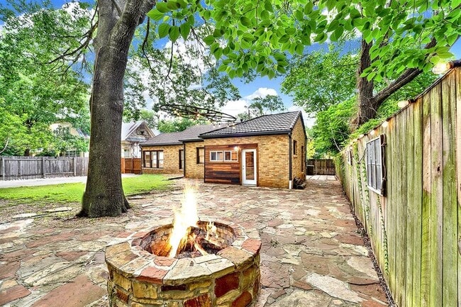 Photo - 608 W Hopkins St