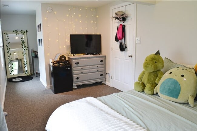 Photo - 37 Williamsburg Court