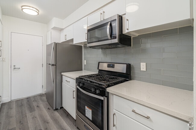1BR, 1BA - 864SF - Kitchen