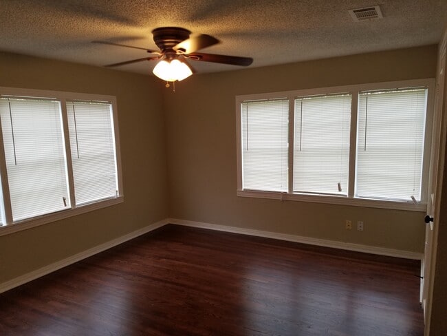 Photo - Charming 3 Bedroom 1 Bath in Ridglea Area!