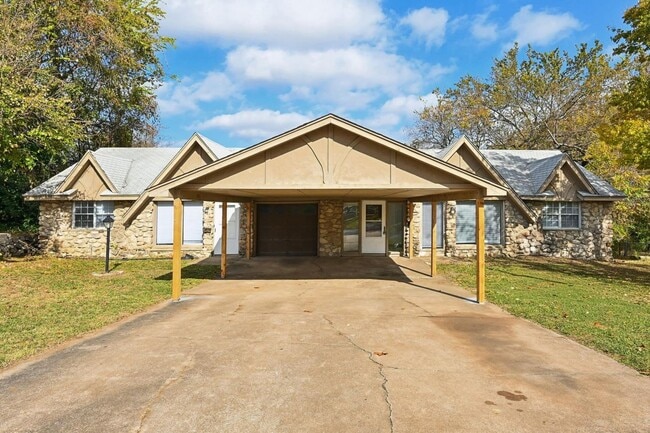 Building Photo - E 35th St Duplex Unit 5803