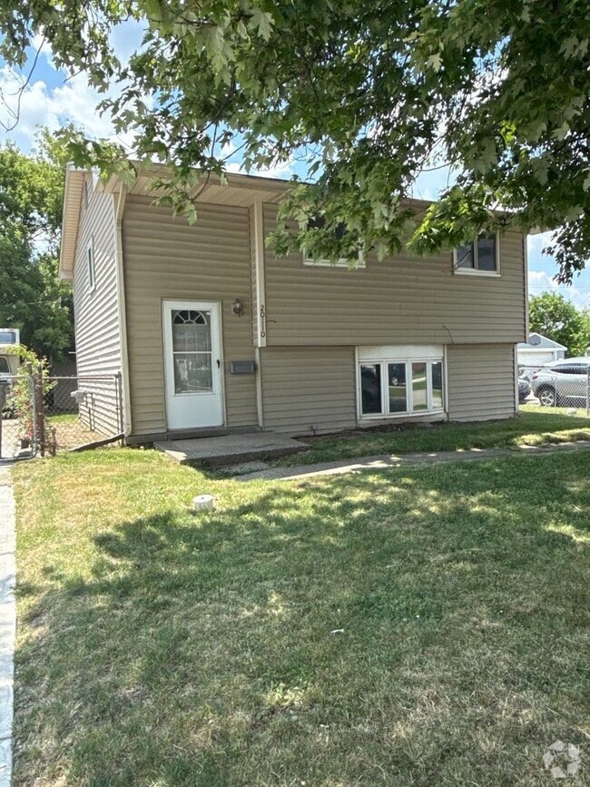 Building Photo - 4 Bedroom home in Clinton Township
