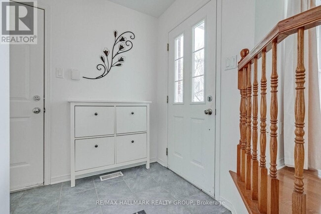 Photo - 548 Aberfoyle Cir