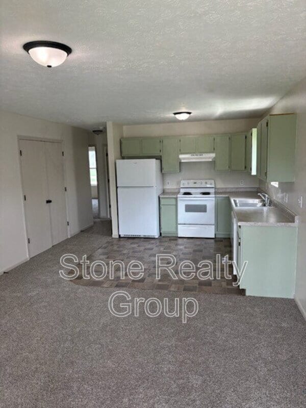 Photo - 689 N 25th St