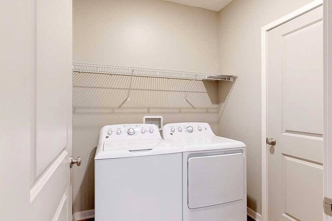 Nuestro apartamento Delaney de un dormitorio cuenta con una sala de lavandería exclusiva con lavadora y secadora de tamaño completo, una al lado de la otra, para máxima comodidad. - The Villas at Falling Waters