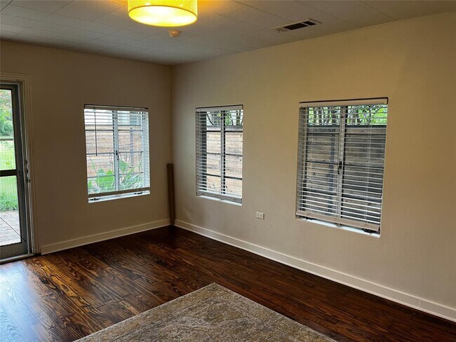 Photo - 1011 E 9th St