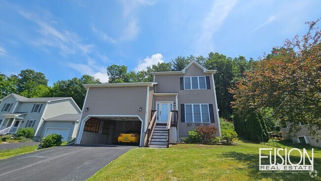 Building Photo - Quiet, Four Bedroom Colchester Gem! Rental