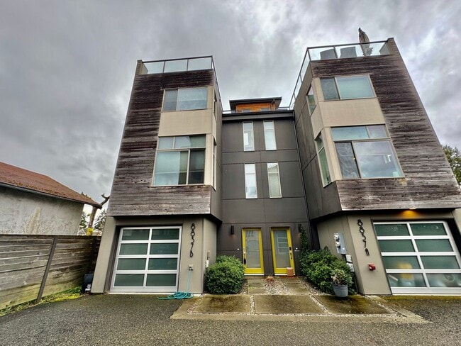 Building Photo - Location! Location! Modern 3 bed, 2.5 bath, Townhome near Greenlake!