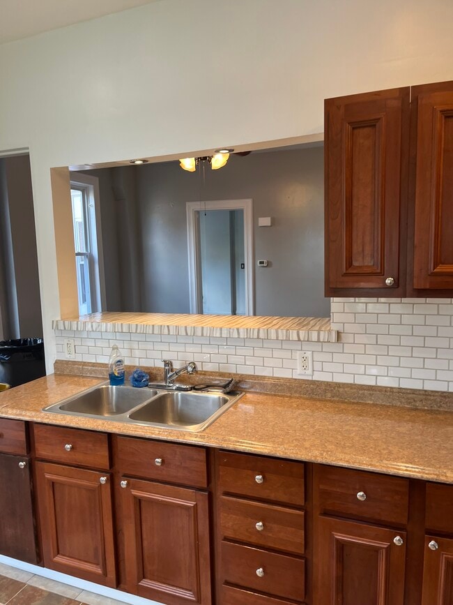 Building Photo - 409 Woodward St Unit 1sr floor Rental