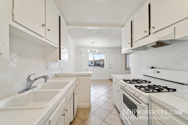 Building Photo - 7540 Hampton Ave Unit 304 Rental