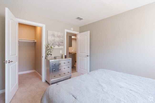 2BR, 1BA - Cascade - Bedroom