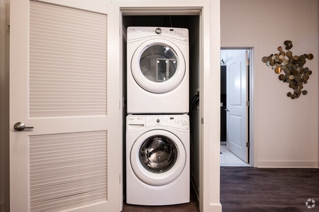 1BR, 1BA - 761SF
