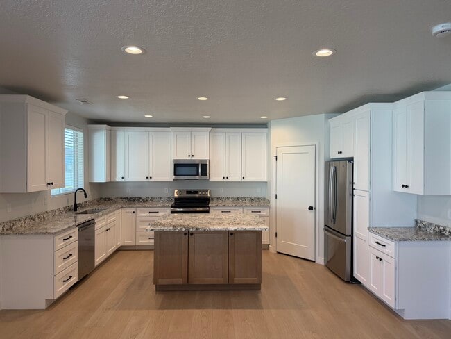 Building Photo - 1014 W Netleaf St Unit Luxury Basement Rental