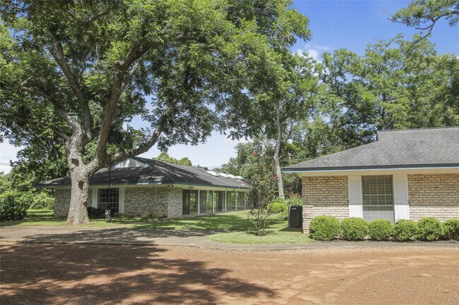 Photo - 536 Oak Dr
