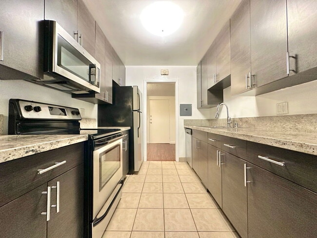 Building Photo - 919 N Alfred St Unit 207