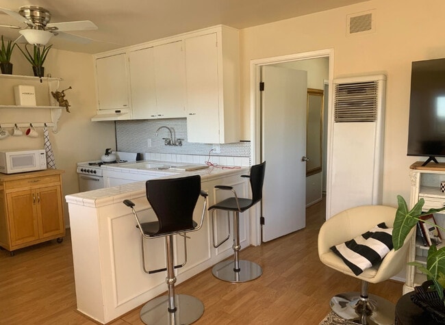 Building Photo - 2528 De La Vina St Rental
