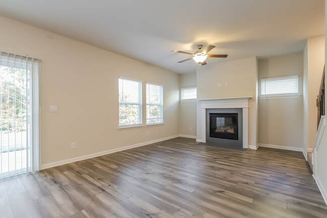 Photo - 323 Magnolia Dr