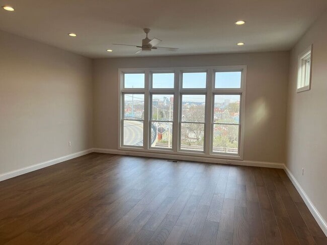 Photo - 140 W 13th St