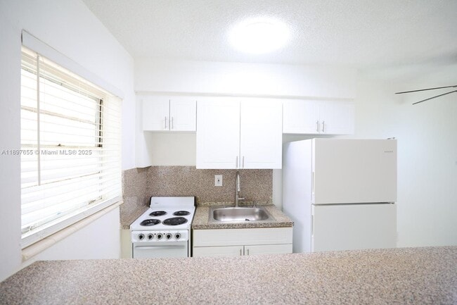 Building Photo - 7155 W 14th Ct Unit 15
