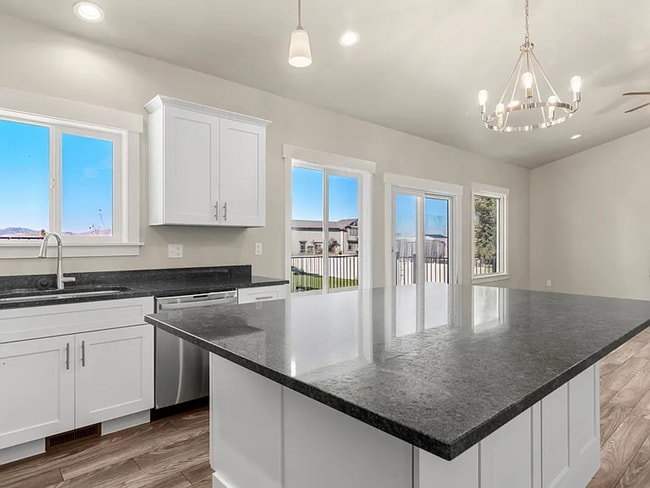 Photo - Spacious 5 Bed, 3 Bath Home with Mountain Views