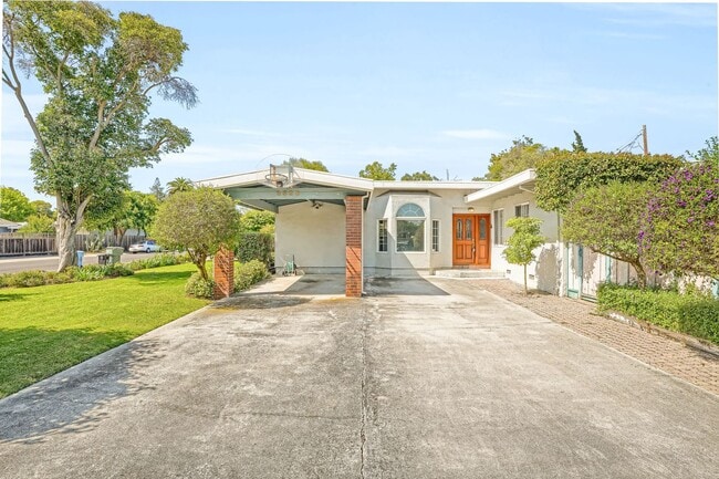 Building Photo - Spacious 4 bed, 2.5 Bath Home with Bonus Room and Pool in Palo Alto!