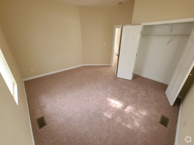 Building Photo - Burlington 4 Bed, 1 Bath - Nice Neighborhood Rental