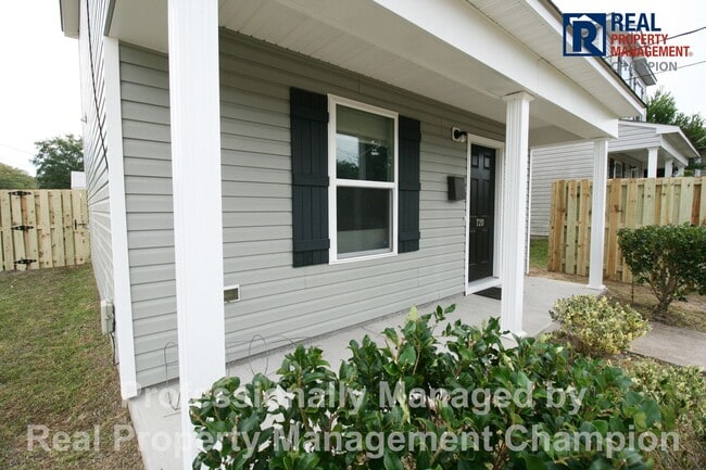 Building Photo - Adorable 3 BD 1.5 BA Home on Corner Lot with Fenced Back Yard