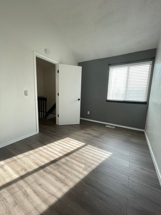 Photo - 4981 Garrison St