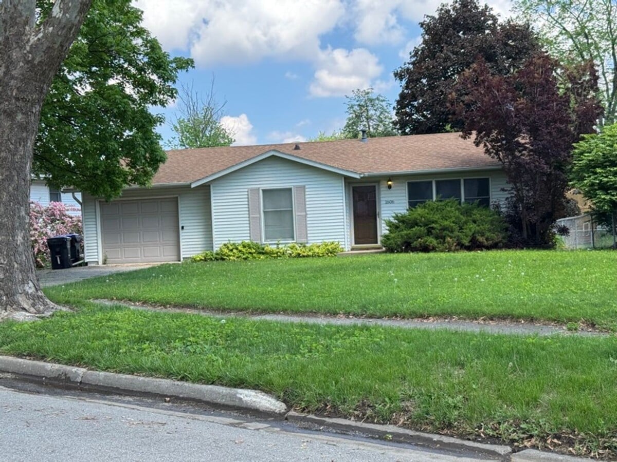 Simple but nice 3 bedroom 1 bath home, great fenced back yard! - Simple but nice 3 bedroom 1 bath home, great fenced back yard!