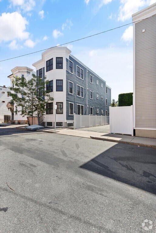 Building Photo - 701 E 2nd St Unit A Rental