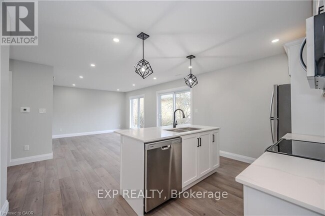 Photo - 16 Hincks St