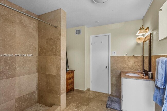 Photo - 1875 Alamanda Dr