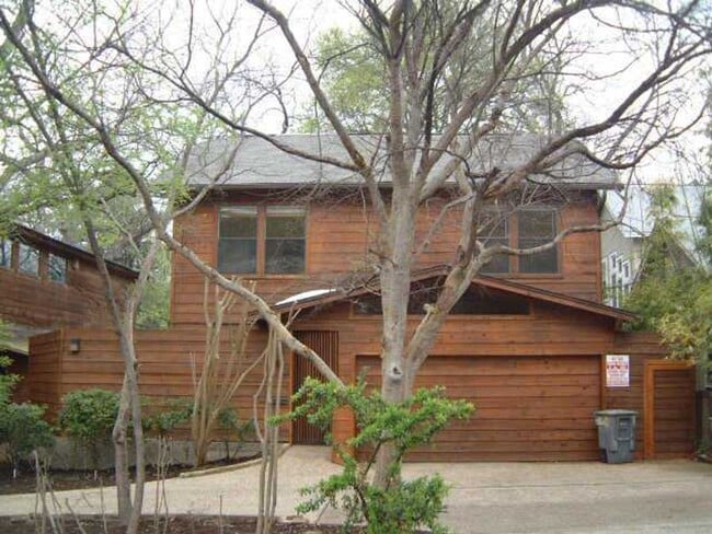Building Photo - 6/3 House -  North Campus - Large Fenced I...