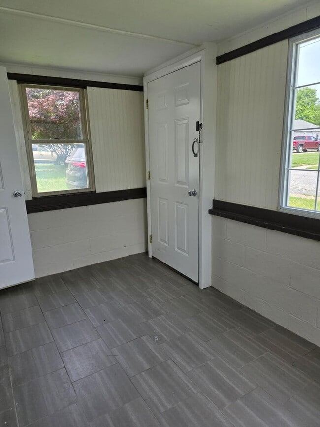 Photo - 464 Robinson Dr