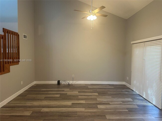 Photo - 458 SE 14th St