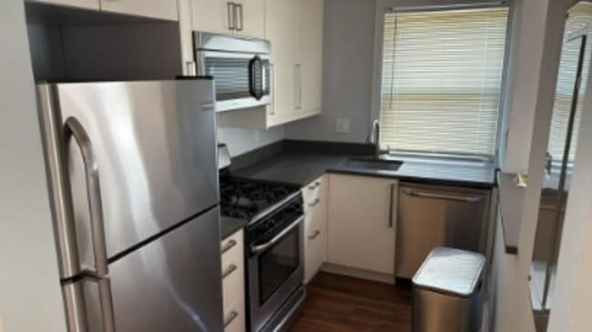 Photo - 864 Bellevue Cir SE