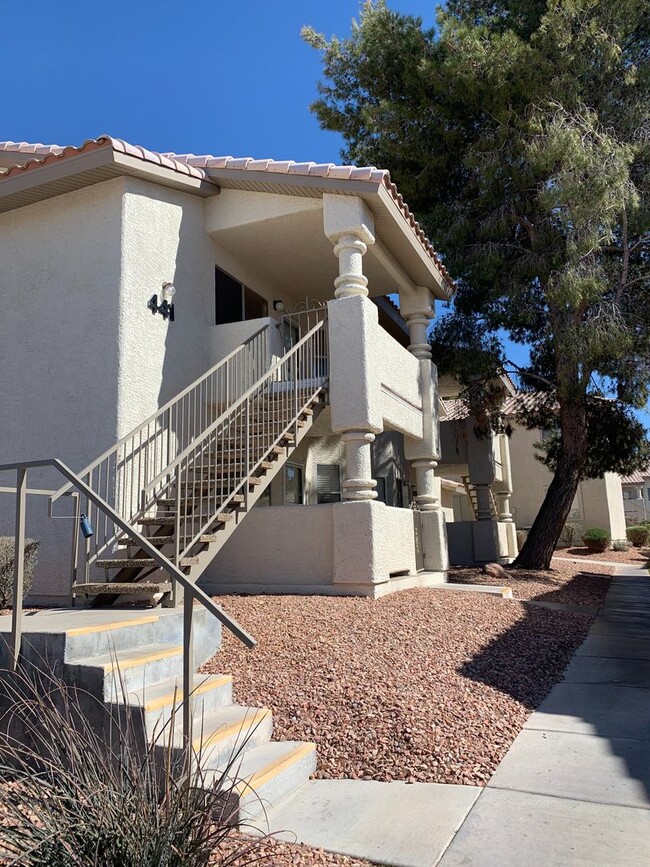 Beautiful upper level larger 2 bedroom, 2 ... - Beautiful upper level larger 2 bedroom, 2 ... House