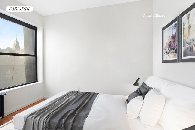 Building Photo - 242 E 10th St Rental