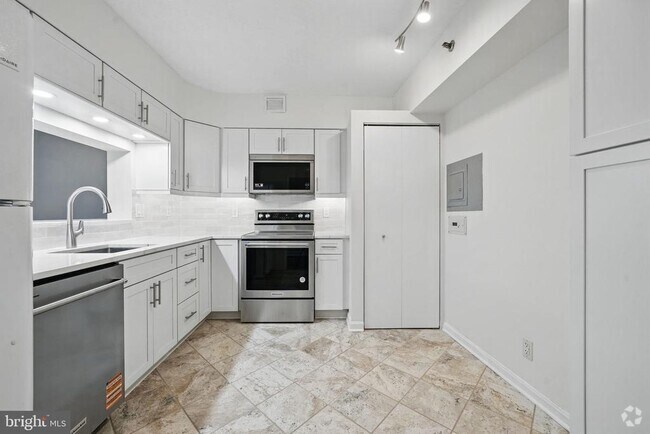 Building Photo - 1805 Crystal Dr Unit 617S Rental